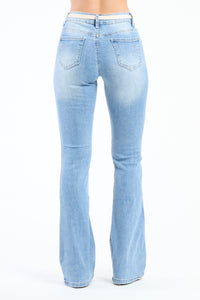 Jeans azzurri skinny con cuciture precise, visualizzati in un ambiente web minimalista.