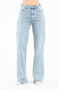 Jeans azzurri skinny, perfetti per esaltare la silhouette, presentati in un layout web chiaro.
