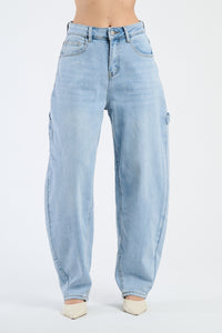 Jeans azzurri slim fit con finiture chiare, mostrati in un’interfaccia 