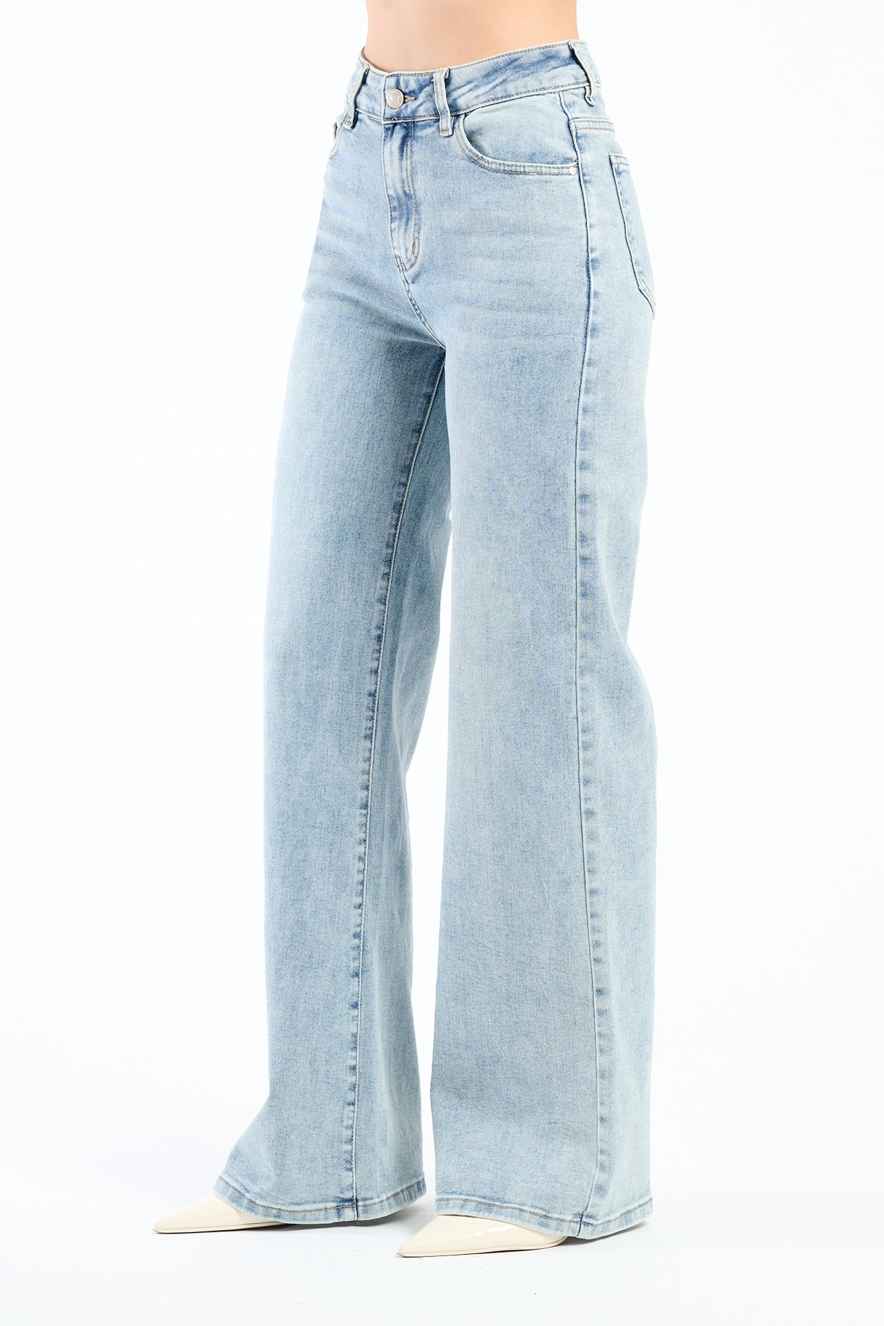 Jeans azzurri slim fit con finiture chiare, mostrati in un’interfaccia di e - commerce intuitiva.