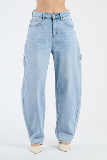 Jeans azzurri slim fit con finiture chiare, mostrati in un’interfaccia 