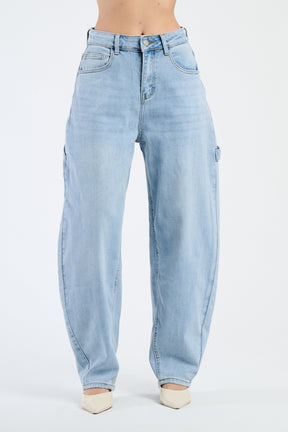 Jeans azzurri slim fit con finiture chiare, mostrati in un’interfaccia 