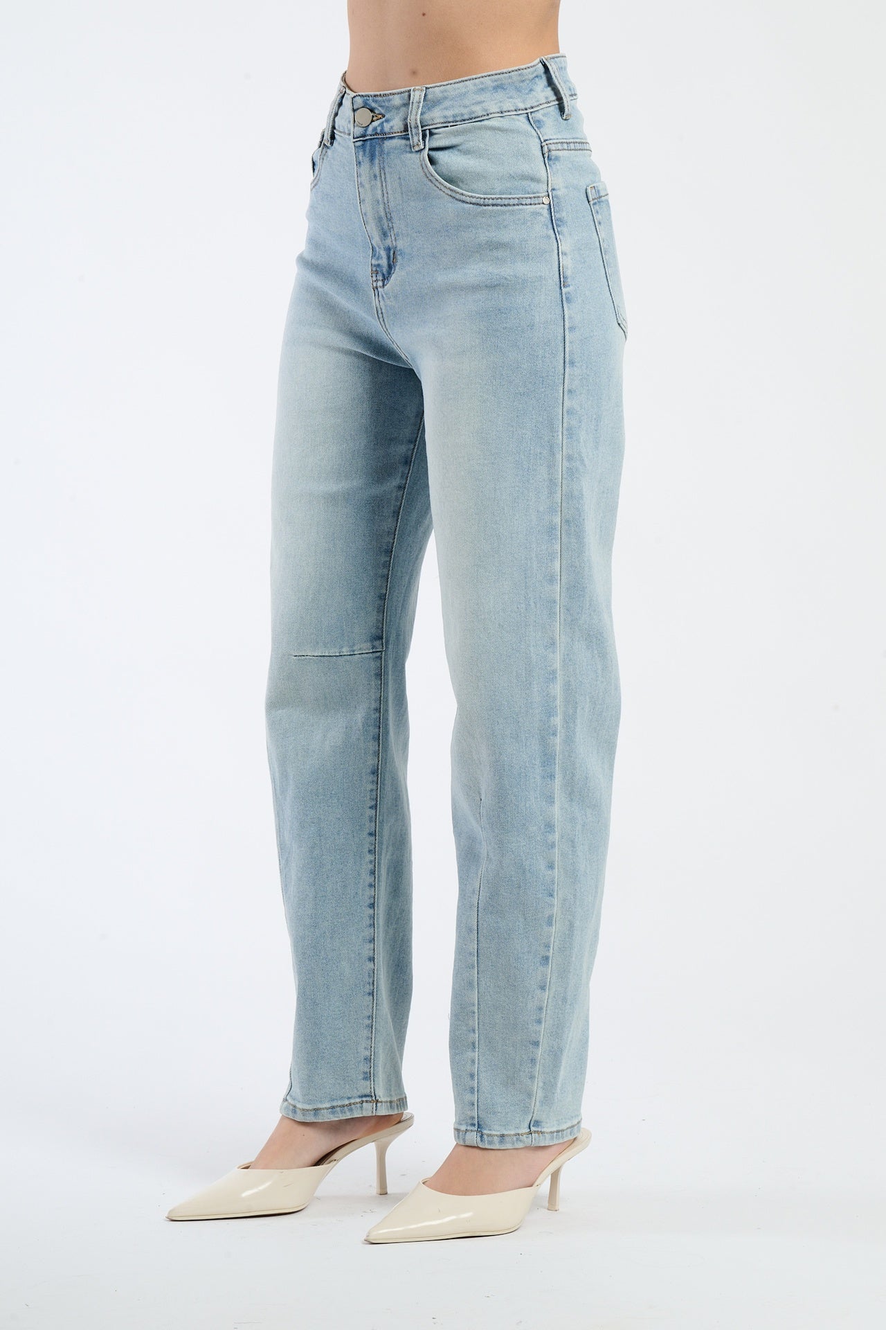 Un'immagine di jeans azzurri in un'interfaccia