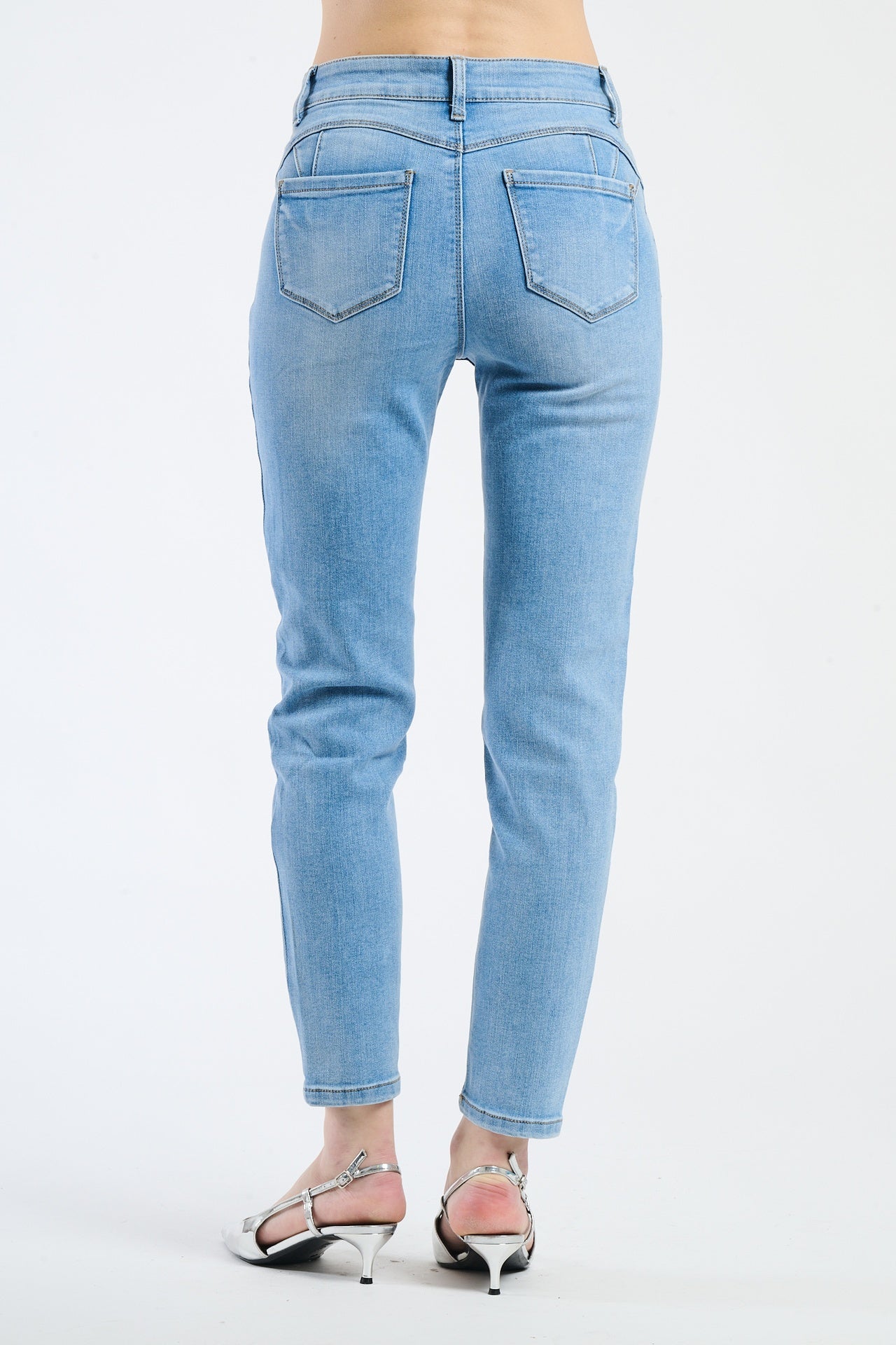 Jeans flare in un tono blu intenso, che conferiscono un tocco di vintage alla veste.