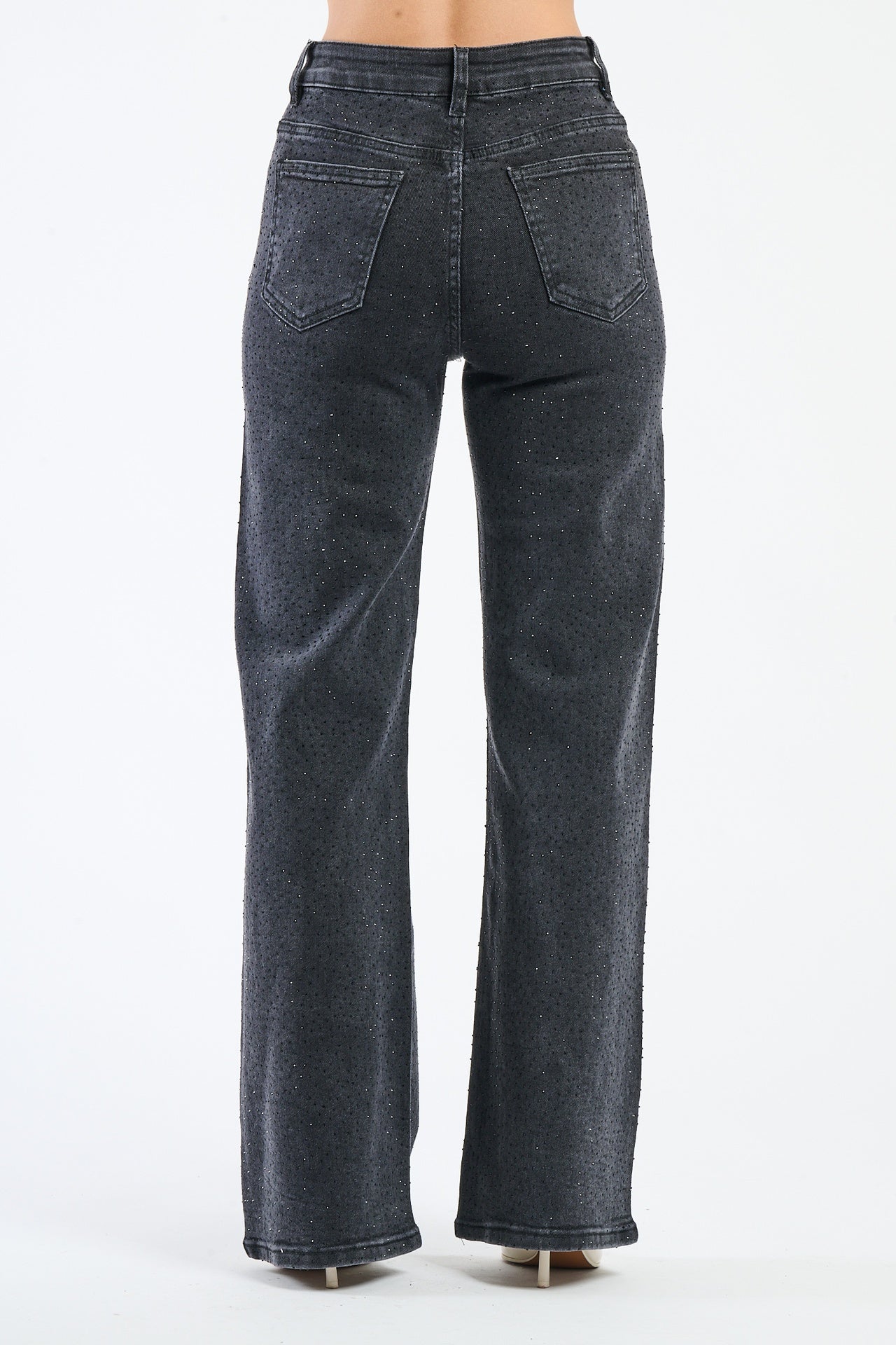 Jeans neroslim fit con finiture chiare, mostrati in un’interfaccia di e - commerce intuitiva