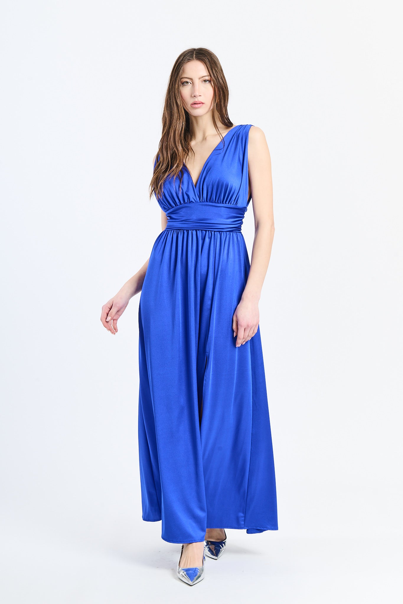 Llungo abito Bluette senza maniche con scollo a V profondo e vita in pizzo, perfetto per uno stile elegante e rinfrescante.