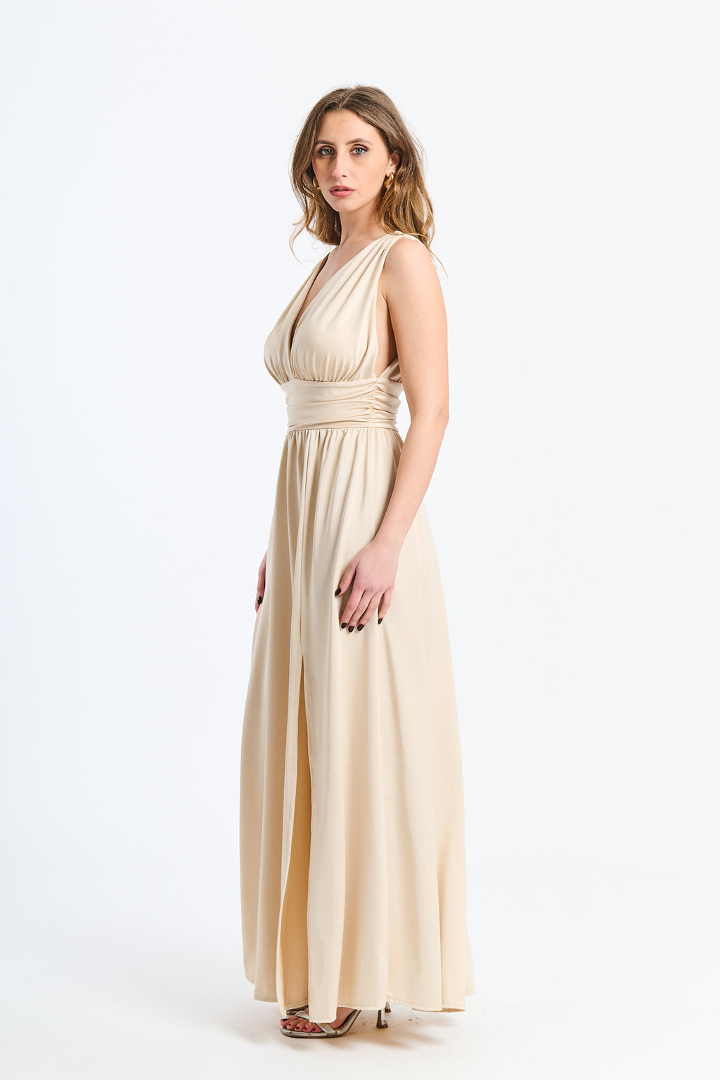 Lungo abito Beige senza maniche con dettagli di pizzo alla vita, perfetto per occasioni eleganti e confortevoli.