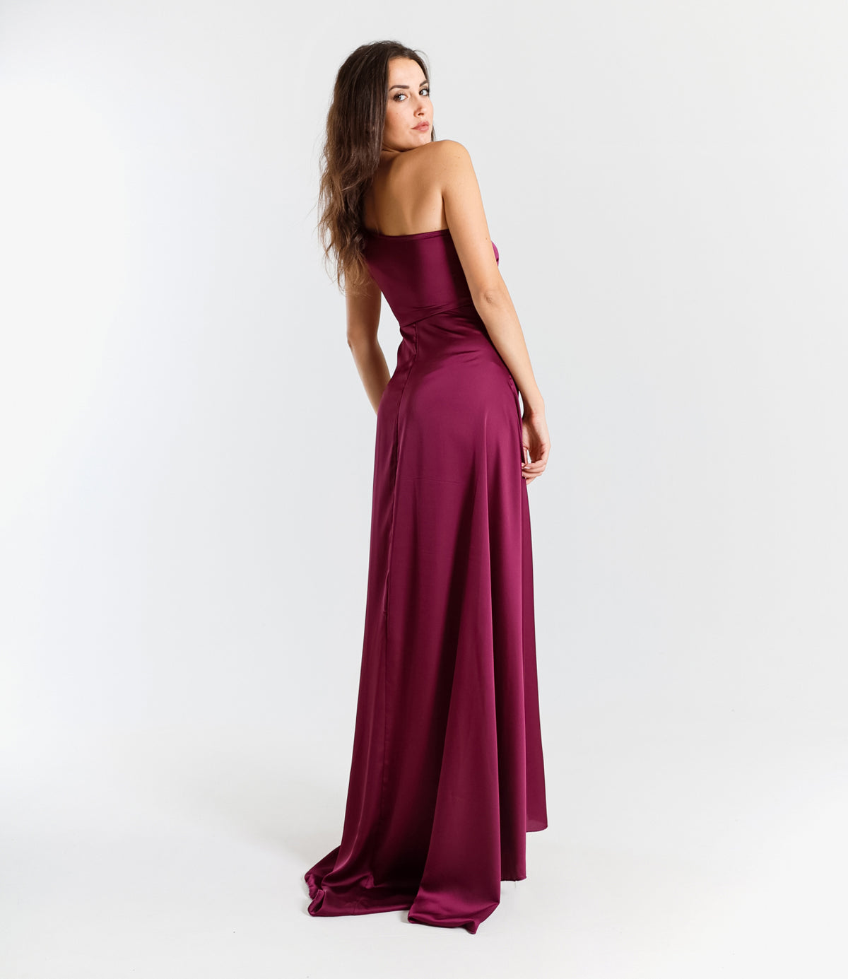 Lungo abito Bordo monospalla con silhouette avvolgente, perfetto per occasioni in cui si vuole eccellere.