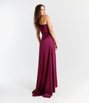 Lungo abito Bordo monospalla con silhouette avvolgente, perfetto per occasioni in cui si vuole eccellere.