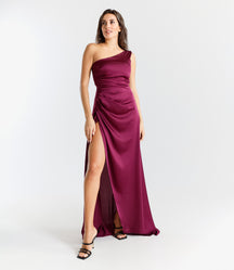 Lungo abito Bordo monospalla con svasatura alta, perfetto per uno stile elegante e sensuale.