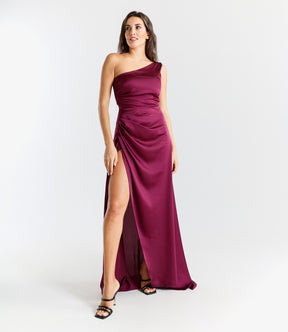 Lungo abito Bordo monospalla con svasatura alta, perfetto per uno stile elegante e sensuale.