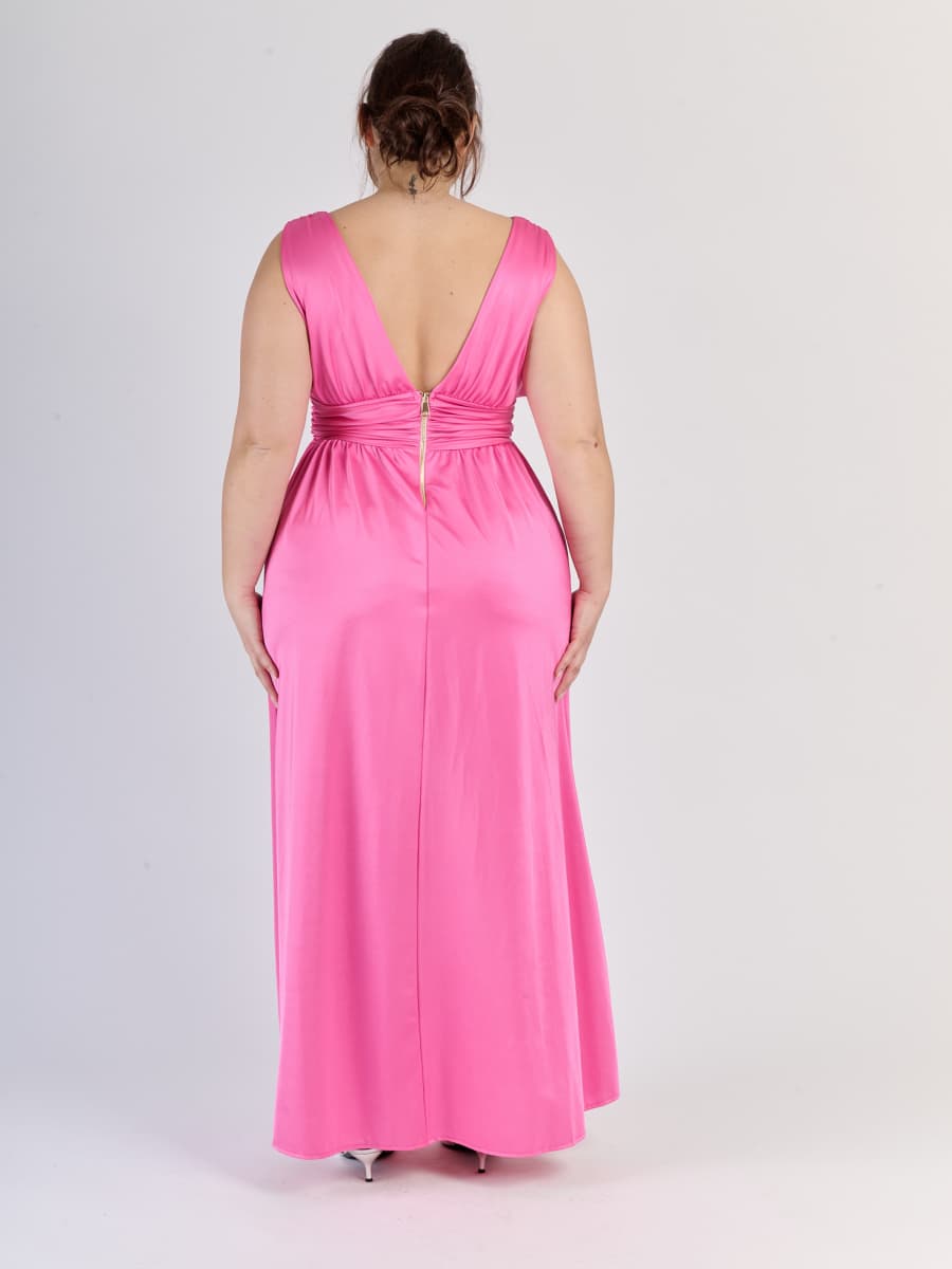 Lungo abito Fuxia senza maniche con scollo a V profondo e vita in pizzo, perfetto per uno stile audace ed affascinante.