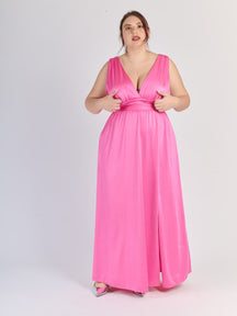 Lungo abito Fuxia senza maniche con scollo a V profondo e vita in pizzo, perfetto per uno stile audace 