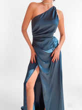 Lungo abito Jeans monospalla con svasatura alta, perfetto per uno stile casual ed affascinante.