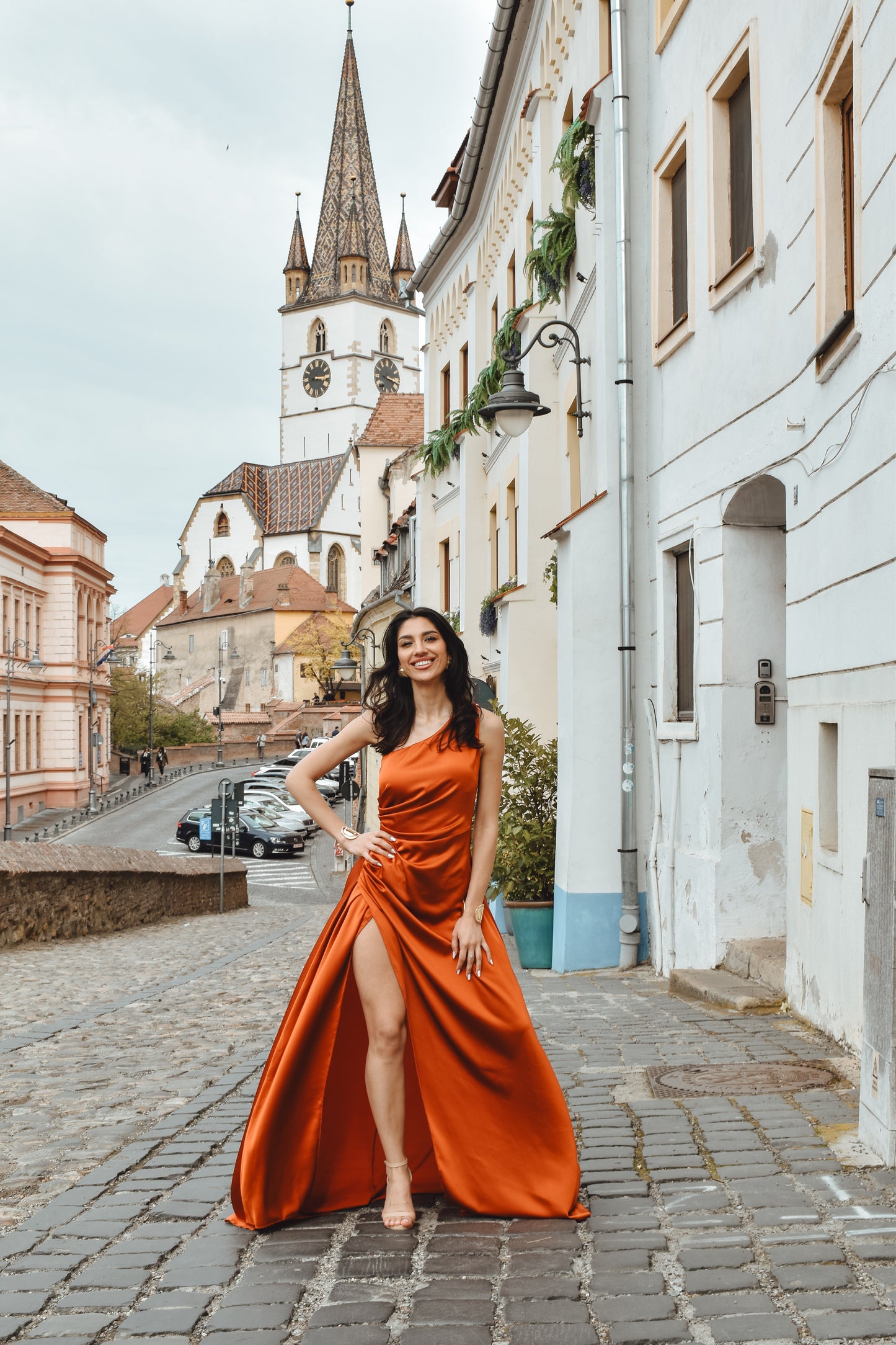 Abito Marmalade in tessuto lucido con svasatura decorativa, per uno stile affascinante e sofisticato.