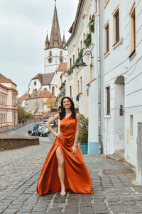 Abito Marmalade in tessuto lucido con svasatura decorativa, per uno stile affascinante e sofisticato.