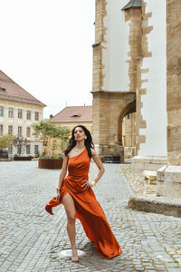 Lungo abito Marmalade monospalla con silhouette avvolgente, perfetto per occasioni in cui si vuole stupire.