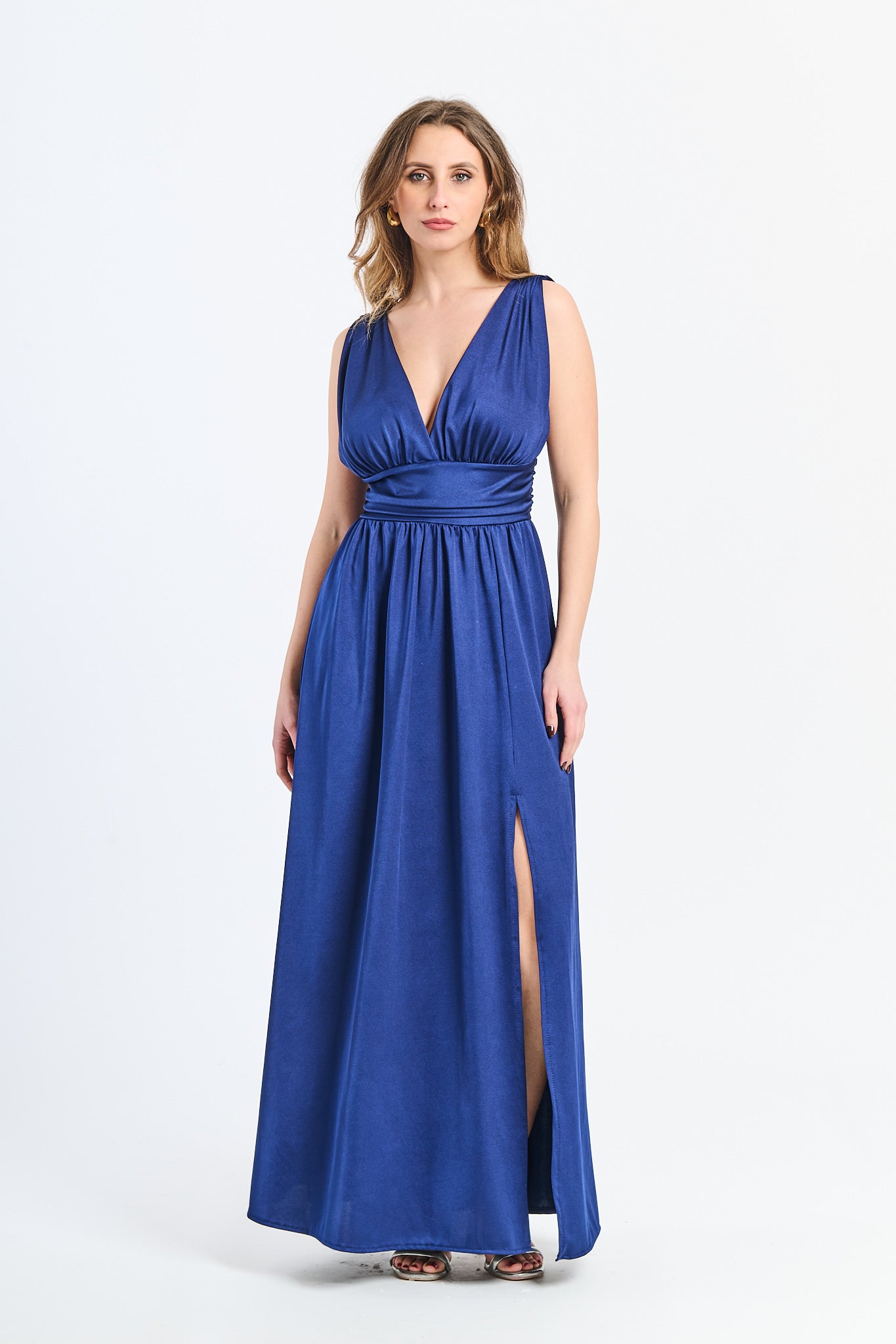 Lungo abito Navy senza maniche con scollo a V profondo e vita in pizzo, perfetto per uno stile elegante e timeless.