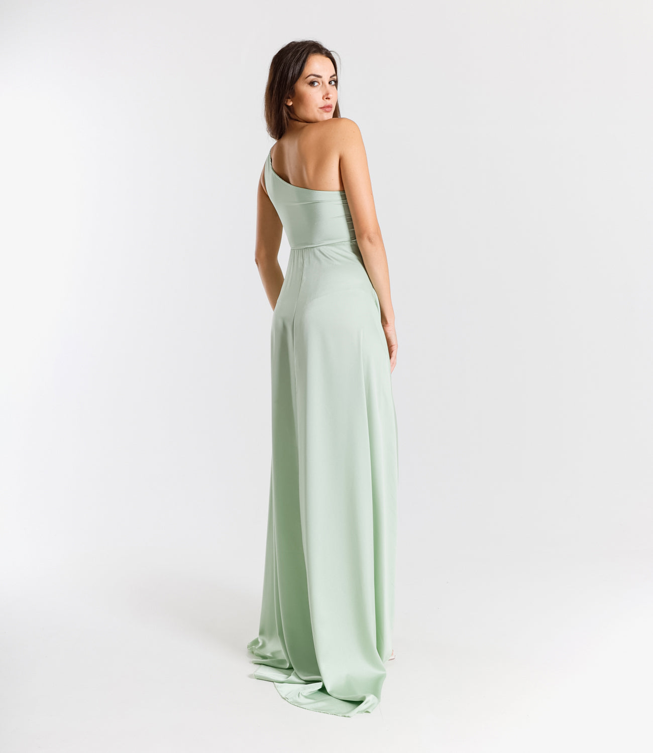 Lungo abito Salvia monospalla con dettagli minimalisti, perfetto per occasioni naturali e chic.