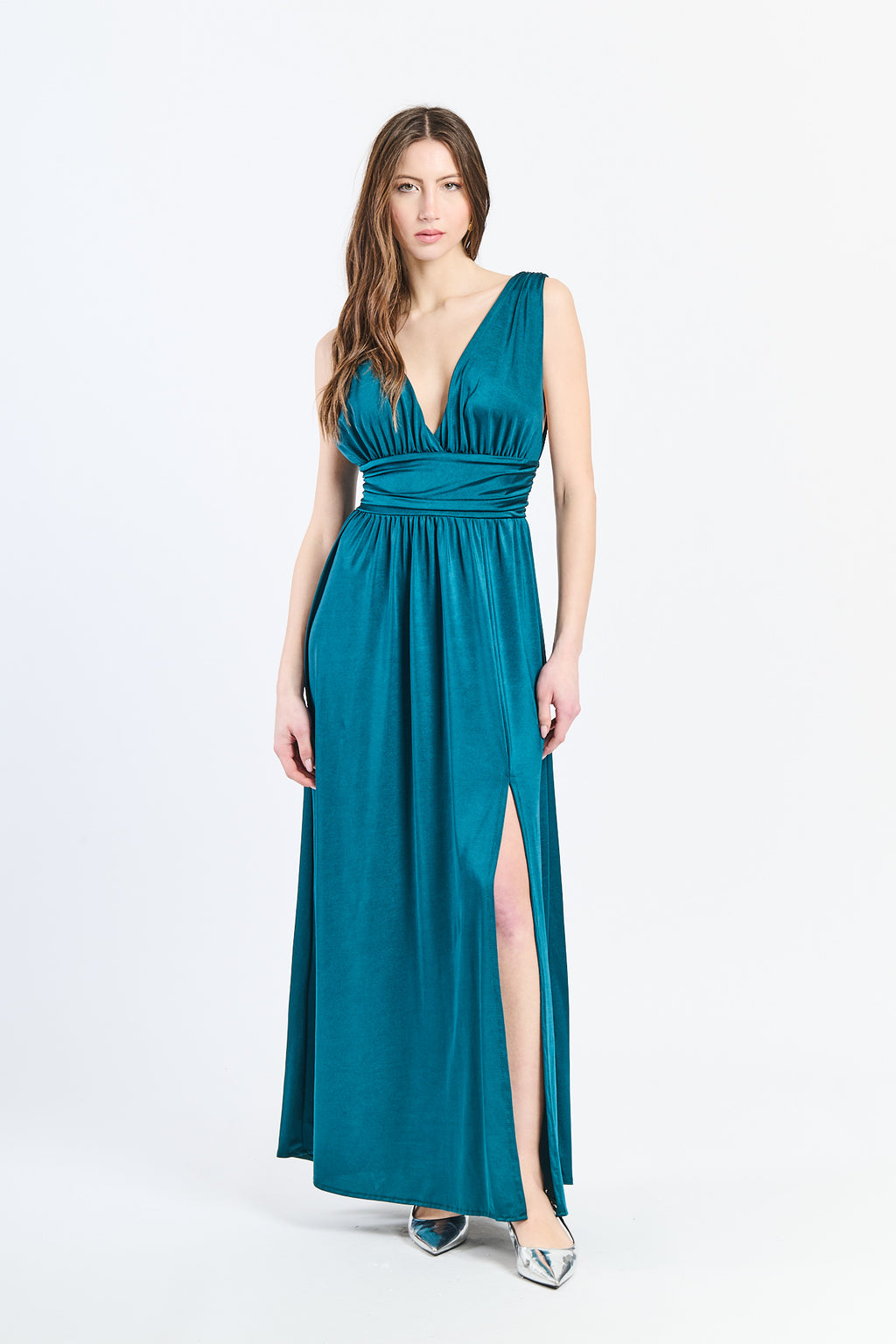 Lungo abito Verde.S senza maniche con scollo a V profondo e vita in pizzo, perfetto per uno stile rinfrescante ed elegante.