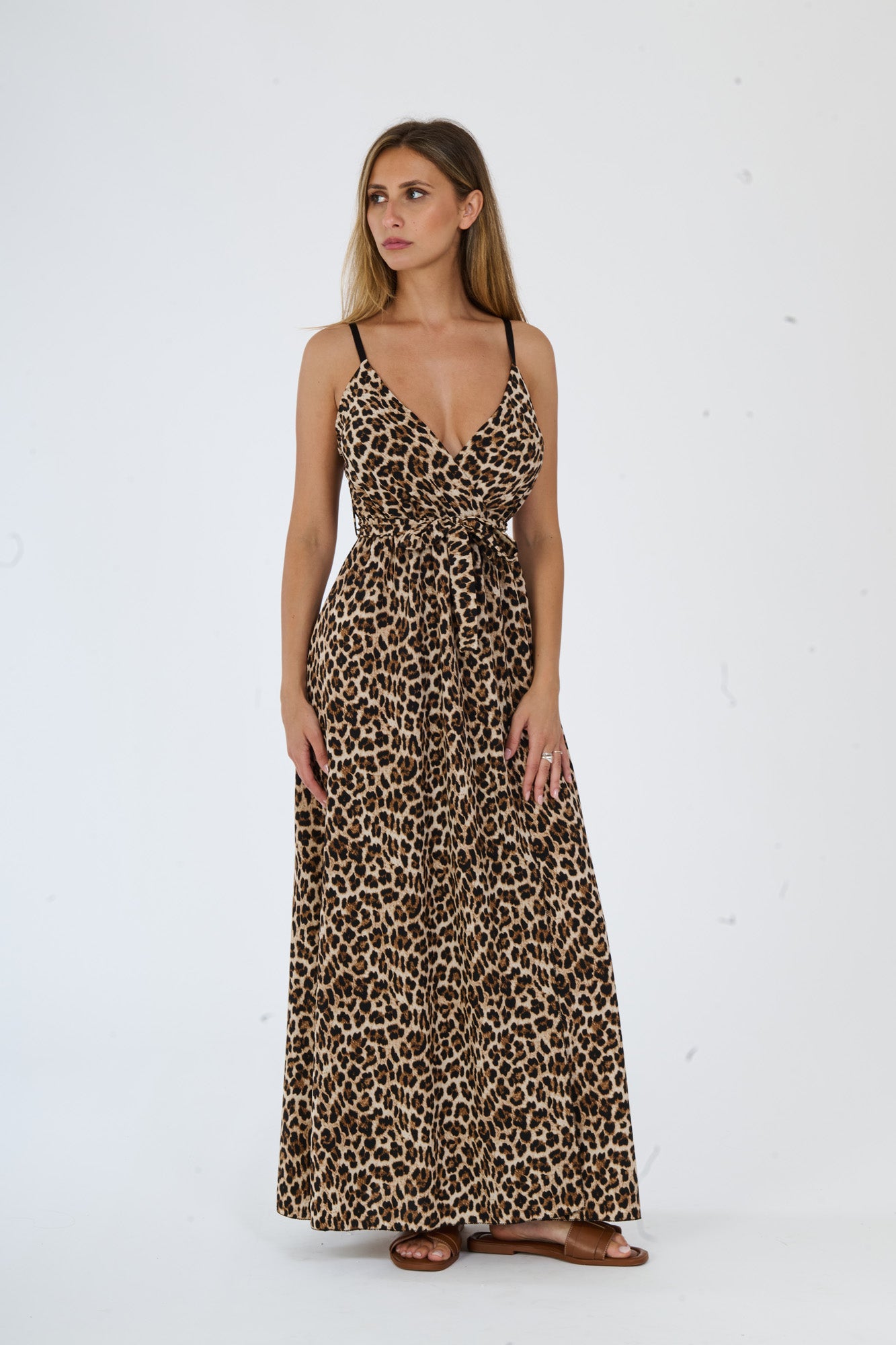 Lungo abito a motivo leopardo con scollo a V e fascia in vita, perfetto per uno stile elegante