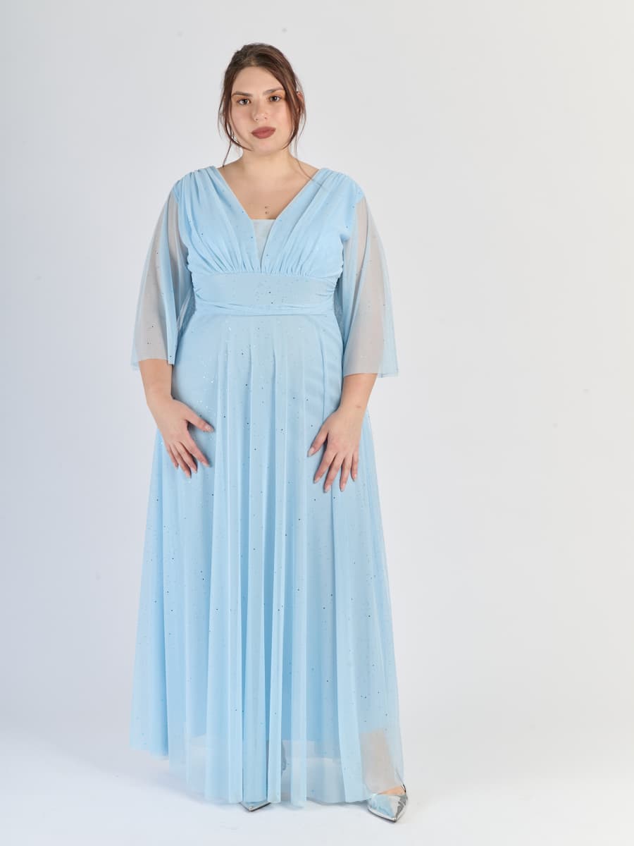 Lungo abito azzurro romantico, scollatura a V profonda e maniche chiare, perfetto per cerimonie.