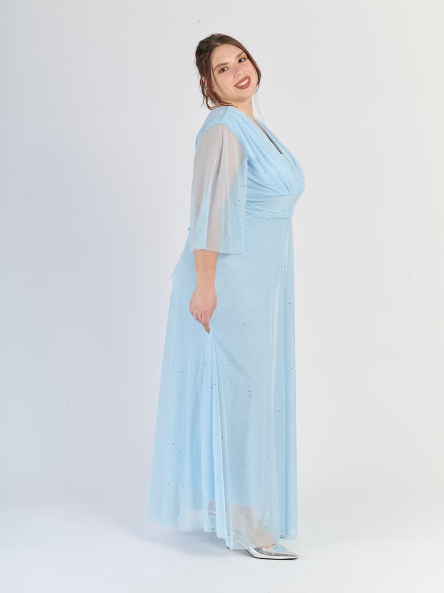 Lungo abito azzurro dal design fluviale, maniche trasparenti e scollatura a V, per un’atmosfera delicata.