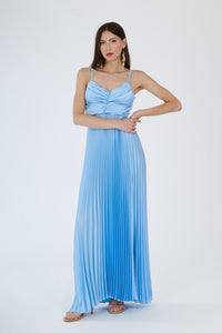 Lungo abito azzurro plissé con spalline sottili e busto ruched, perfetto per un look elegante e rinfrescante.