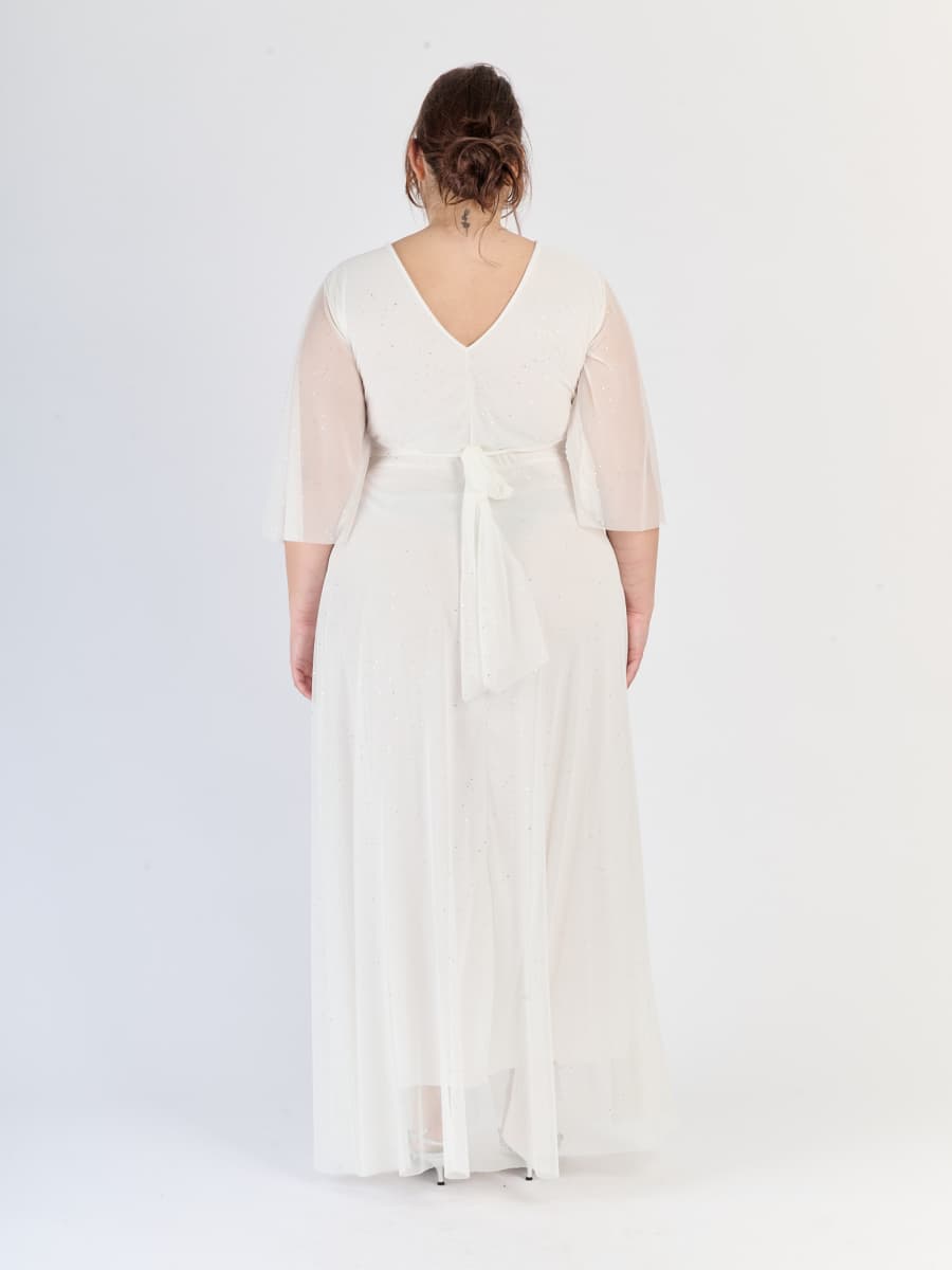 Lungo abito bianco dal design pulito, maniche trasparenti e scollatura a V, perfetto per eventi formali.