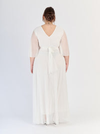 Lungo abito bianco dal design pulito, maniche trasparenti e scollatura a V, perfetto per eventi formali.