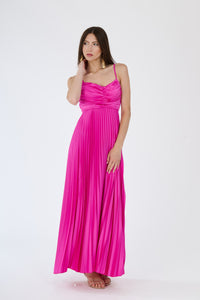 Lungo abito fuxia plissé con spalline sottili e busto ruched, perfetto per uno stile audace ed affascinante.