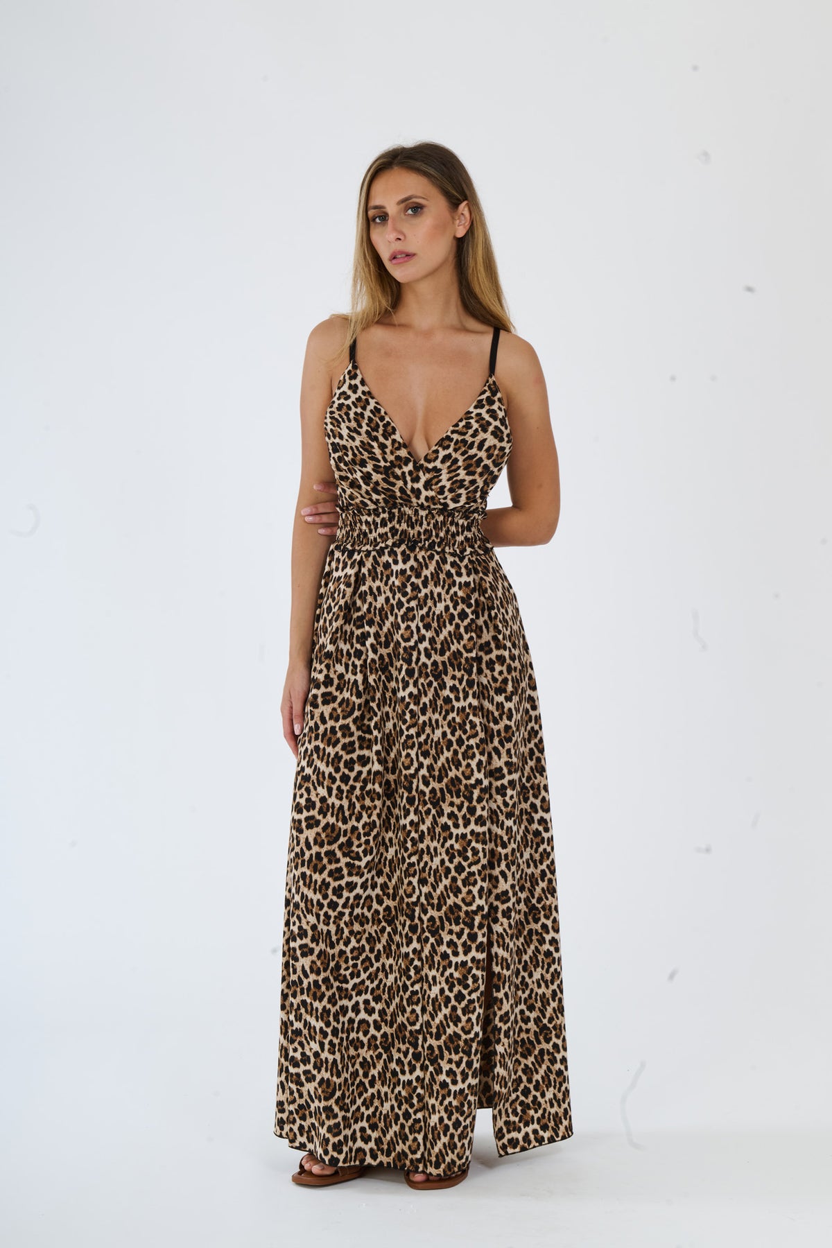 Lungo abito leopardo con scollo a V, spalline sottili e fascia in vita.