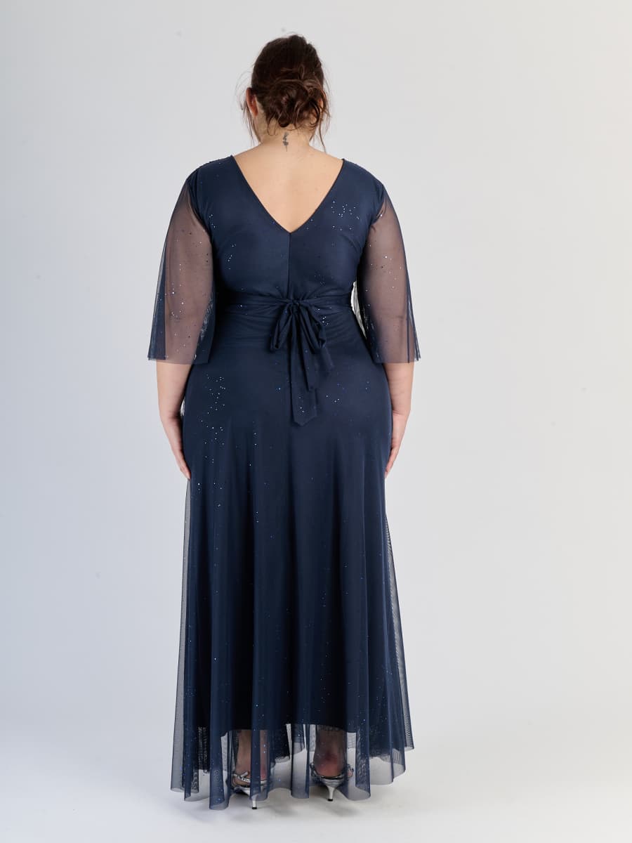 Lungo abito navy elegante, scollatura a V profonda e maniche chiare, timeless blu.