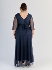 Lungo abito navy elegante, scollatura a V profonda e maniche chiare, timeless blu.