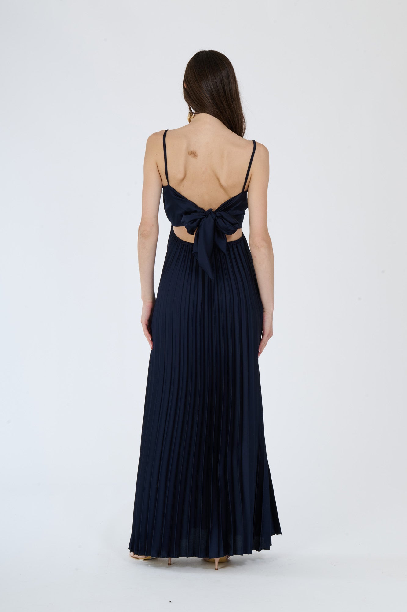 Lungo abito ottanio plissé con busto avvolgente e gonna dritta, perfetto per occasioni 