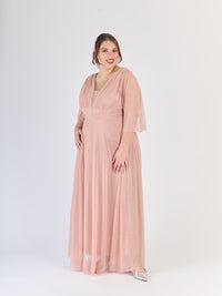 Lungo abito rosa antico dal design nostalgico, maniche trasparenti e scollatura a V, per eventi affascinanti.