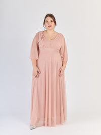 Lungo abito rosa antico romantico, scollatura a V profonda e maniche chiare, stile retrò affascinante.