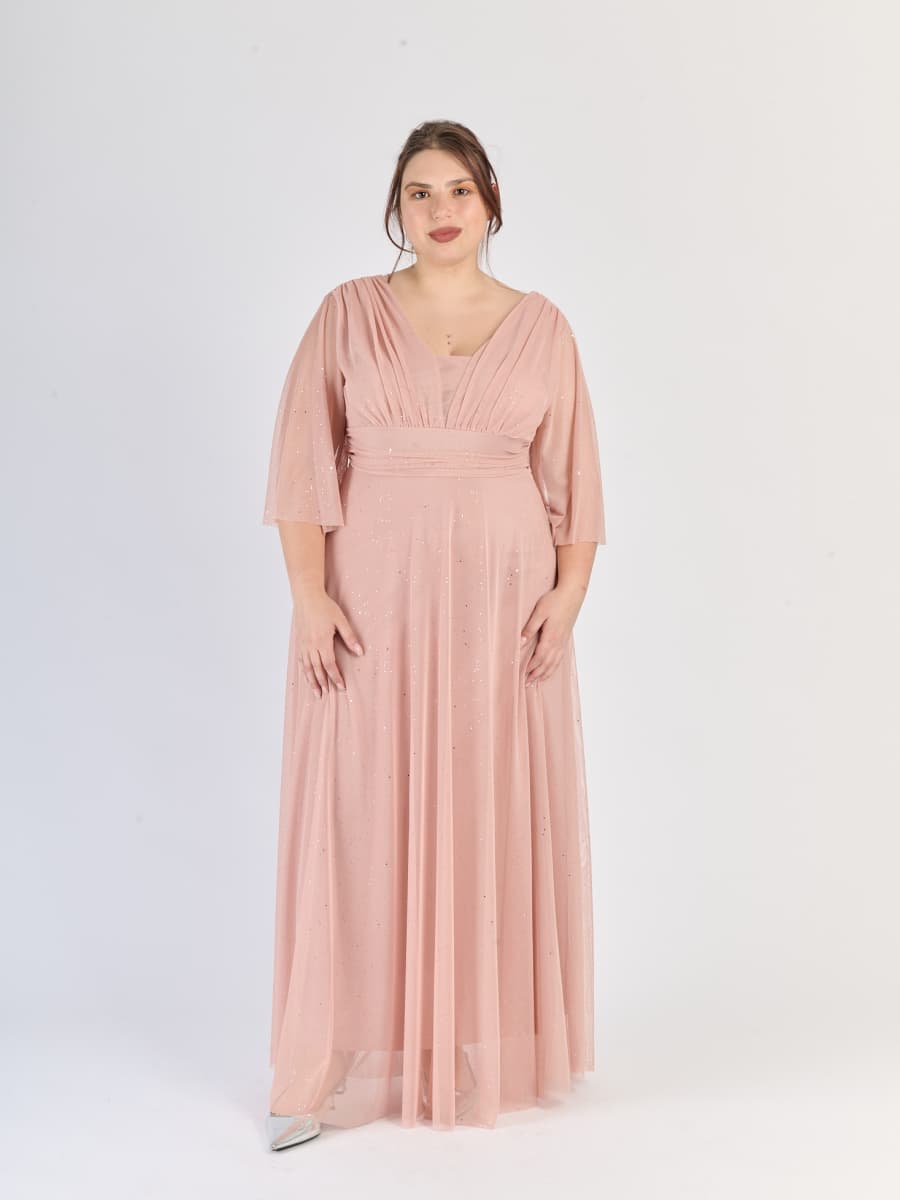 Lungo abito rosa antico romantico, scollatura a V profonda e maniche chiare, stile retrò affascinante.