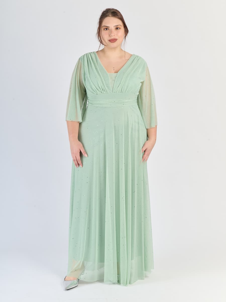 Lungo abito salvia rinfrescante, scollatura a V profonda e maniche chiare, stile vegetale delicato.