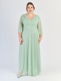 Lungo abito salvia rinfrescante, scollatura a V profonda e maniche chiare, stile vegetale delicato.