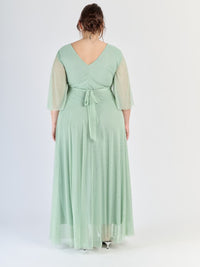 Lungo abito salvia dal design delicato, maniche trasparenti e scollatura a V, per eventi naturali.