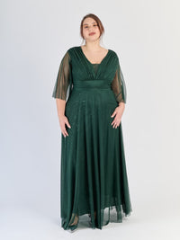 Lungo abito verde.S rinfrescante, scollatura a V profonda e maniche chiare, stile vegetale.