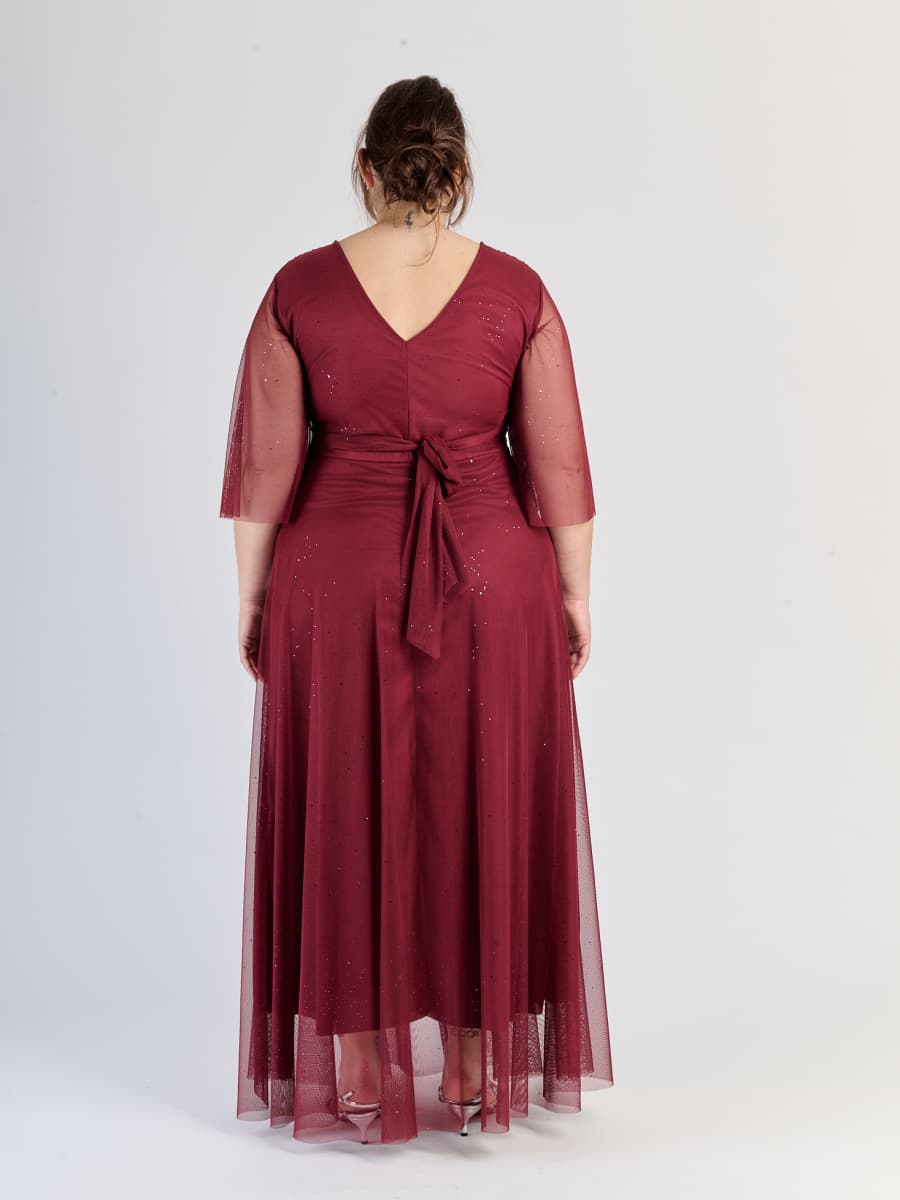 Lungo abito vino dal design sensuale, maniche trasparenti e scollatura a V, per eventi affascinanti.