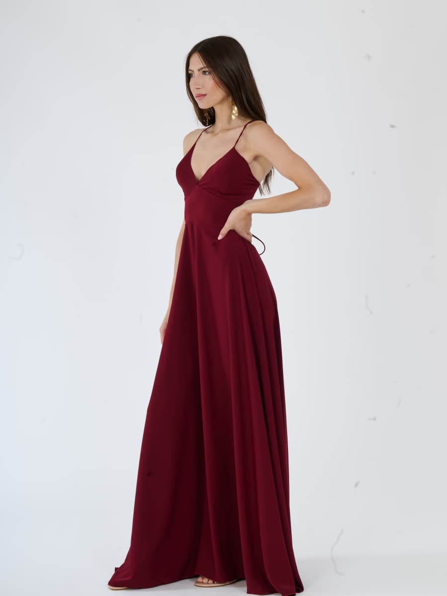 Lungo abito vino scuro, perfetto per uno stile elegante e seducente.