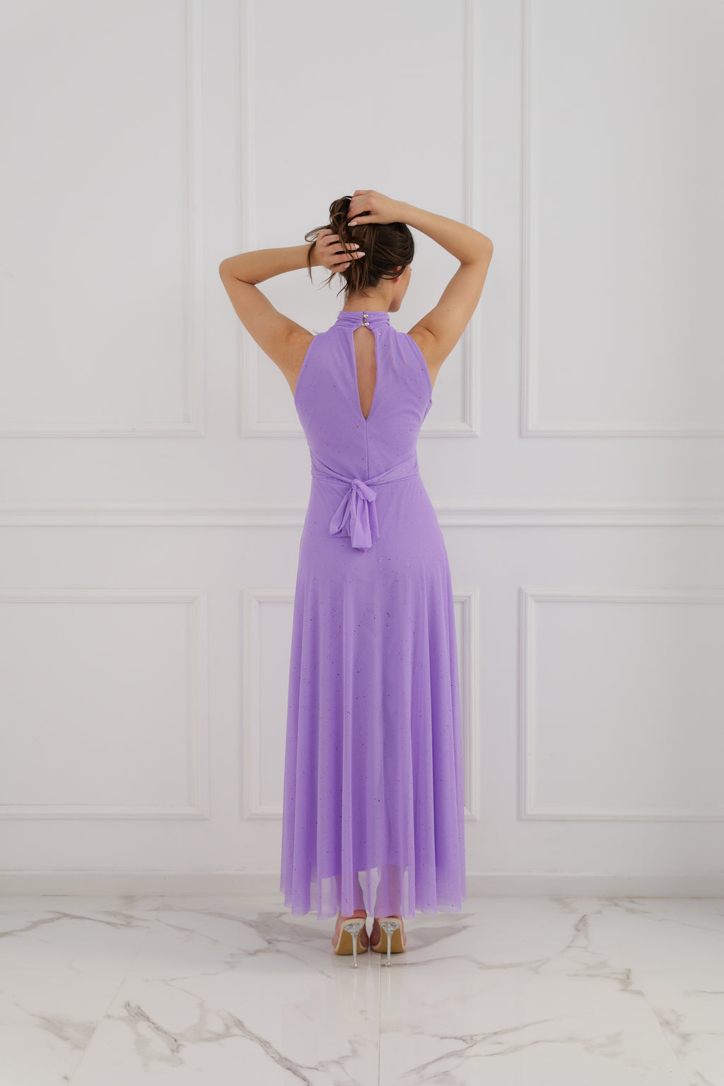 Lungo vestito lilla con puzzo e frange, stile romantico per feste.