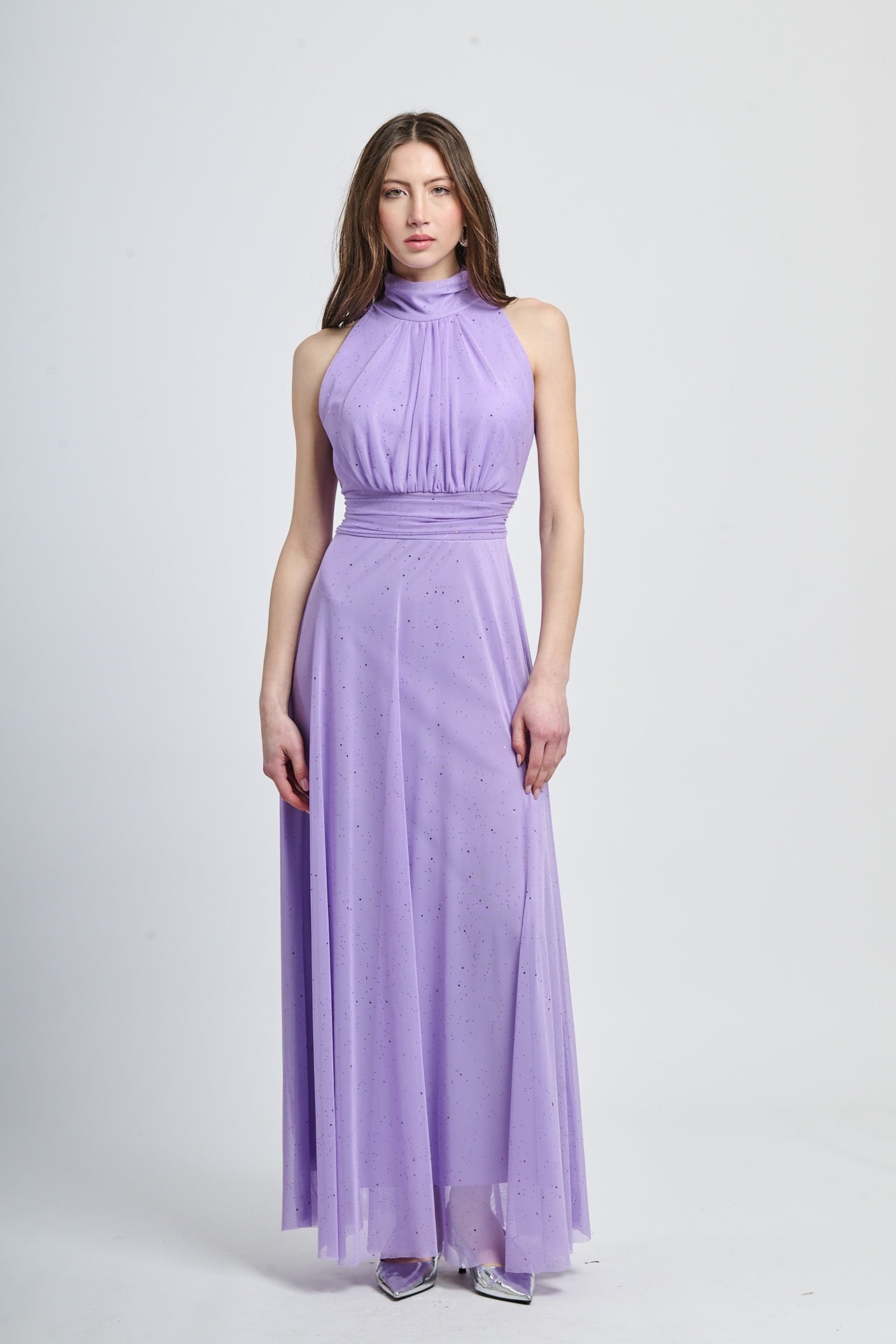 Lungo vestito lilla con puzzo e dettagli in organza, stile delicato per feste.