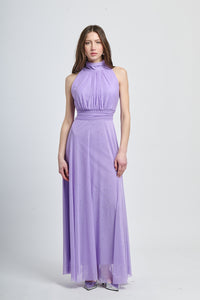 Lungo vestito lilla con puzzo e dettagli in organza, stile delicato per feste.