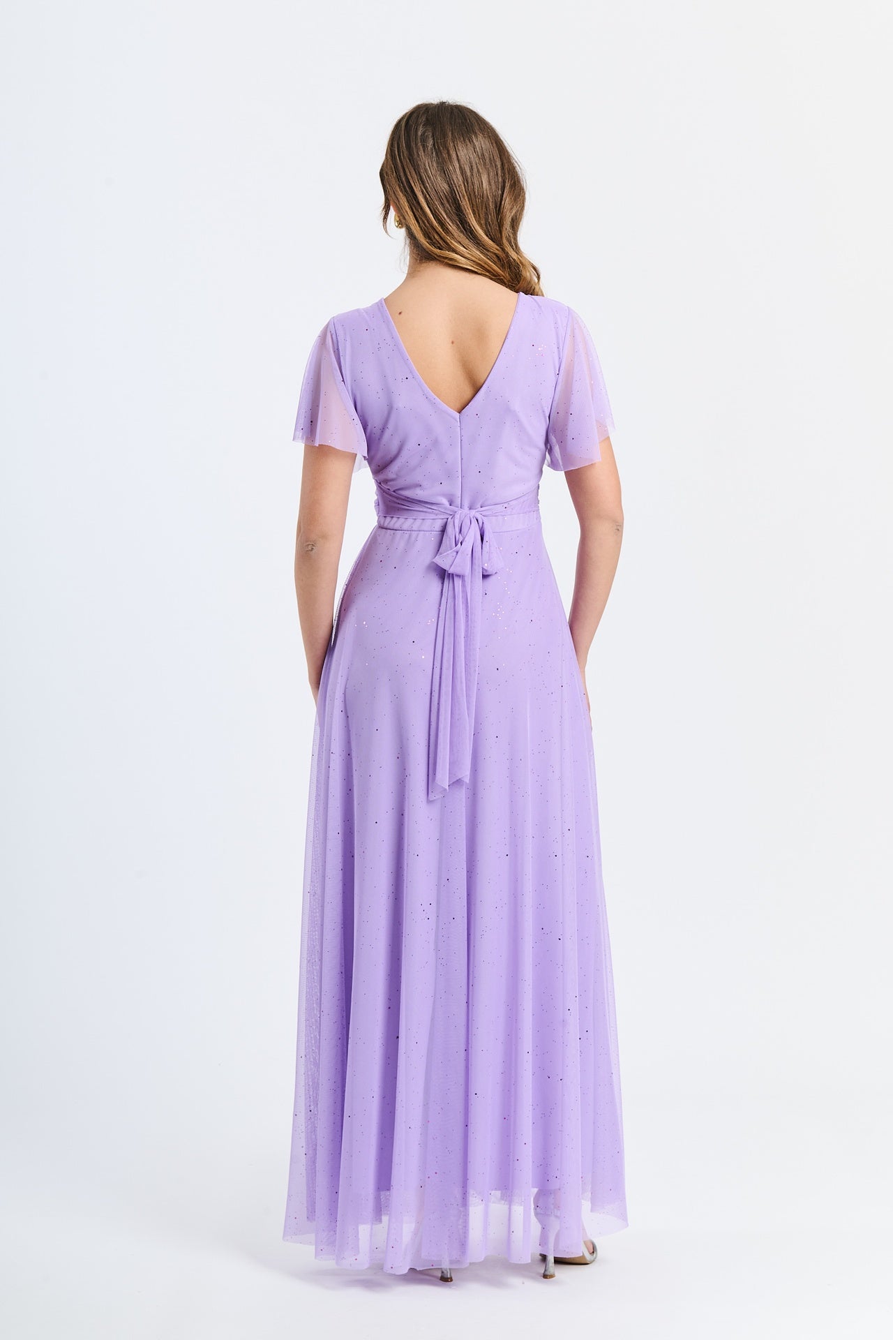 Lungo vestito lilla in tulle, design a V tenero