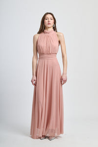 Lungo vestito rosa antico con puzzo e dettagli in pizzo, stile vintage per feste.