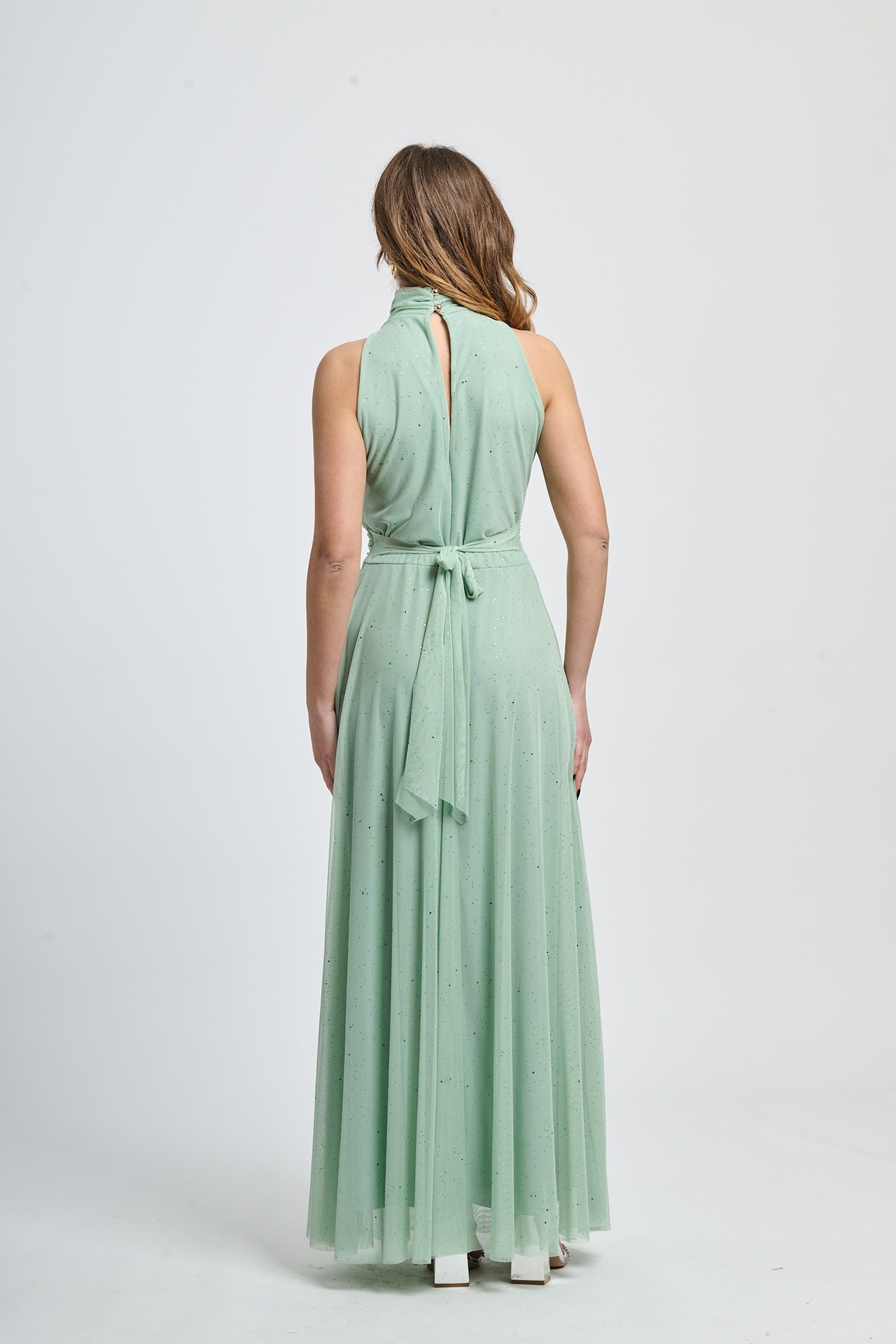 Lungo vestito salvia con puzzo e dettagli in lana, stile rustico per eventi all'aperto.